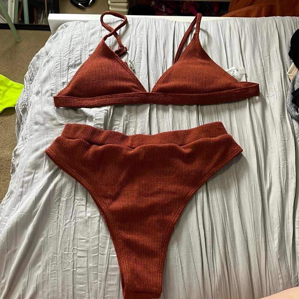 Bikini - Picture 1 of 4